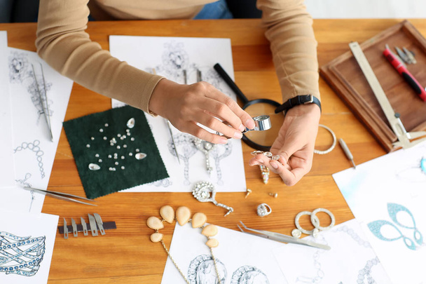 Mujer diseñadora de joyas trabajando en la oficina, primer plano - Foto, Imagen