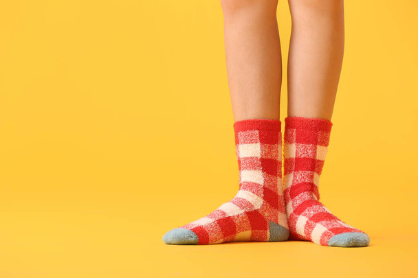 Renkli çoraplı genç kadın bacakları. - Fotoğraf, Görsel