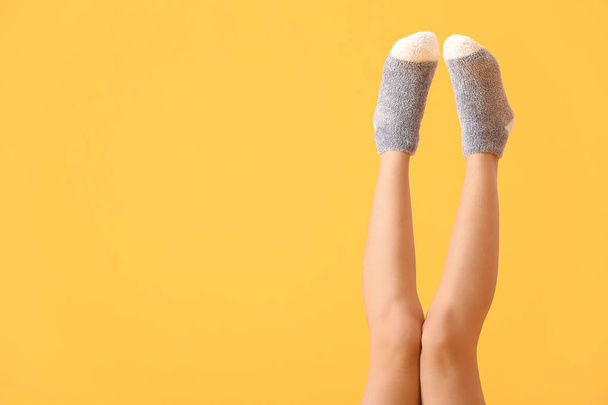 Pernas de mulher jovem em meias em fundo de cor - Foto, Imagem