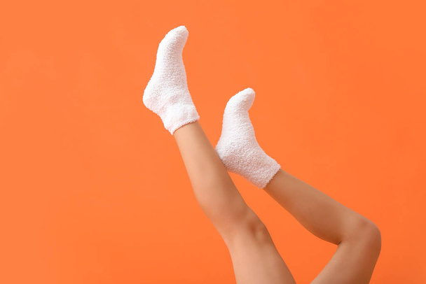Legs of young woman in socks on color background - Foto, Imagem