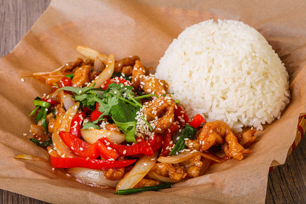 Aasialainen keittiö kanaa vihanneksia tarjoillaan riisiä - Valokuva, kuva
