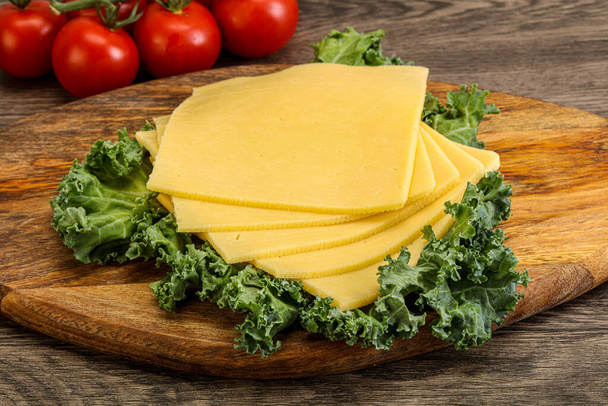 Snack de queso Gauda rebanado a bordo - Foto, imagen