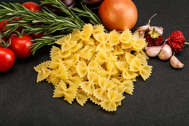 Rauwe Italiaanse durum tarwe farfalle pasta voor het koken - Foto, afbeelding
