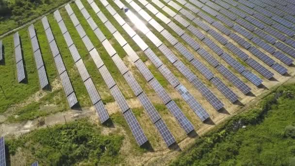 Luchtfoto van het veld van de zonnecentrale. Elektrische fotovoltaïsche panelen voor de productie van schone ecologische energie. - Video