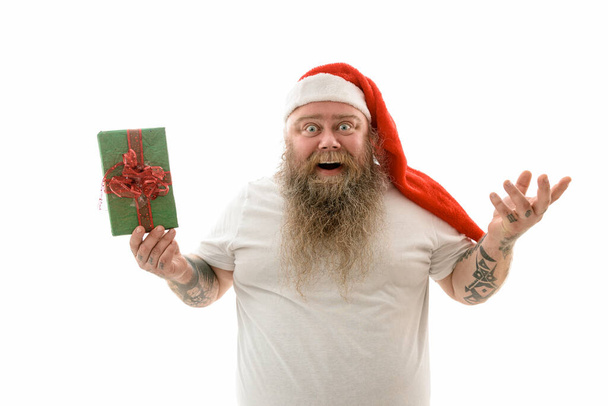 Емоційний жир смішний і татуйований чоловік з подарунком ізольований на білому тлі
 - Фото, зображення