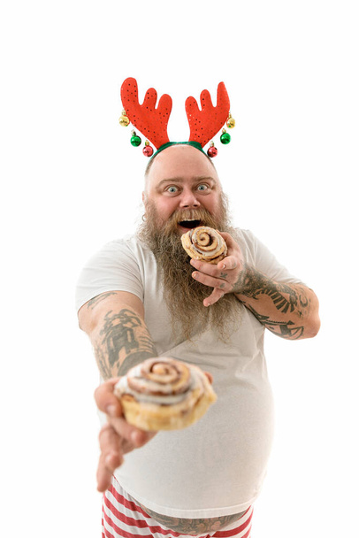 Емоційний жир смішний і татуйований чоловік з їжею ізольований на білому тлі
 - Фото, зображення