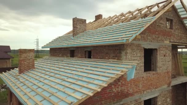 Вид з повітря на цегляний будинок з дерев'яною рамою даху в процесі будівництва
. - Кадри, відео