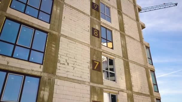 Duvarında bina numarası yazılı yüksek apartman dairesinin havadan görüntüsü. Gayrimenkul geliştirme. - Video, Çekim