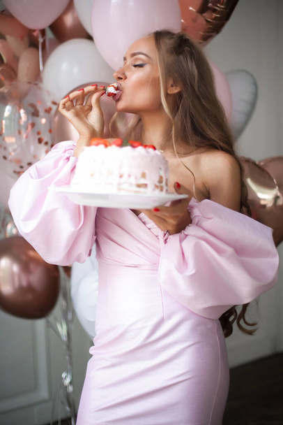 Woman holding cake, party - 写真・画像
