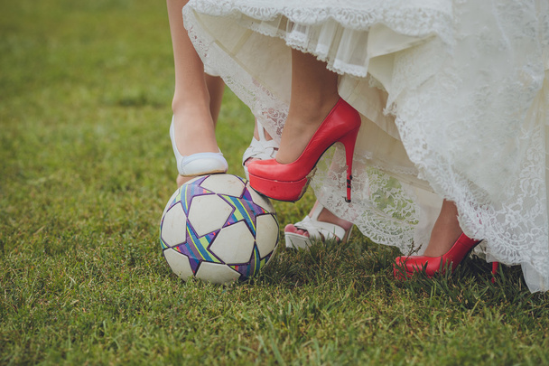 Schuhe der Braut und ihrer Brautjungfern auf einem Ball - Foto, Bild