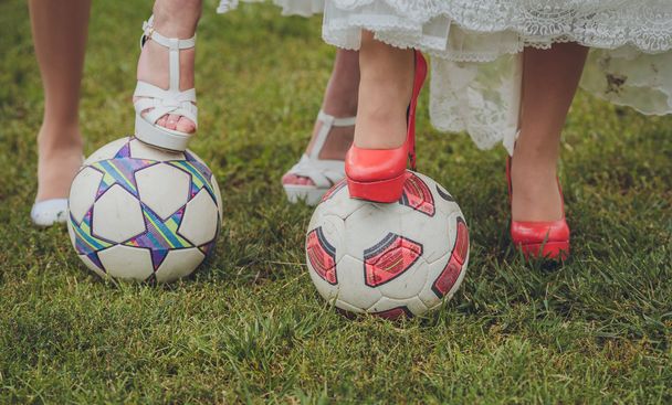 Los zapatos de la novia y sus damas de honor en una pelota
 - Foto, Imagen