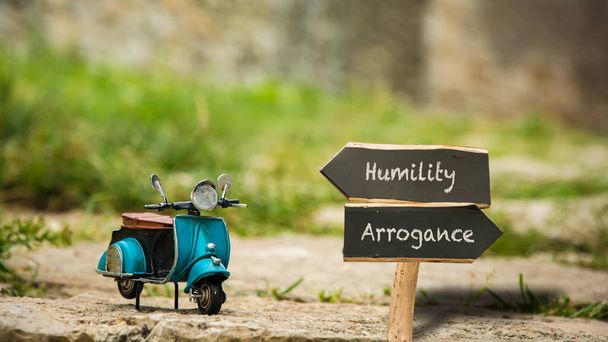 Assine a Direção Caminho da Humildade versus Arrogância
 - Foto, Imagem