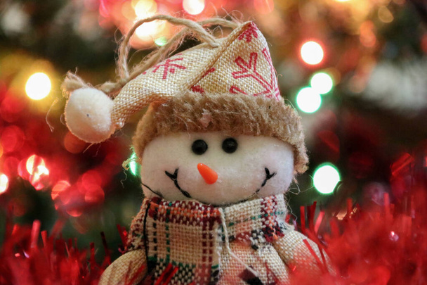 Рождественская концепция с большим количеством огней, цветов, гирлянд и ручной работы рождественская игрушка - Фото, изображение