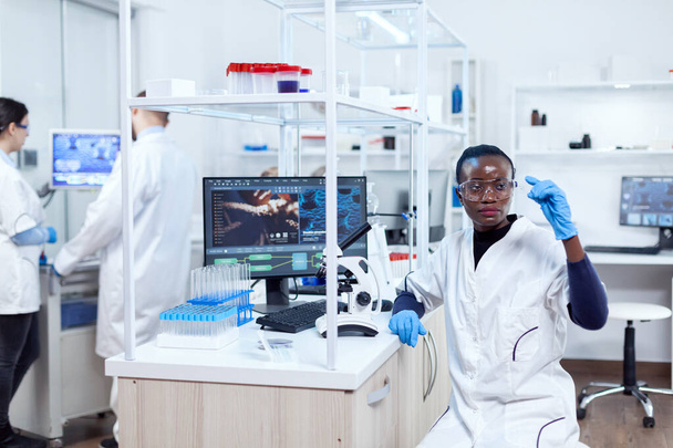 Afrikkalainen biokemia tarkastellaan näyte lasilevyllä - Valokuva, kuva