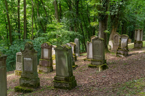 histórico cementerio judío cerca de Berlichingen en Hohenlohe, un área en el sur de Alemania a la hora de verano - Foto, Imagen
