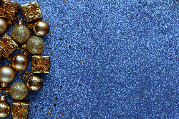 Fondo de año nuevo azul con decoración de oro, flatlay - Foto, imagen