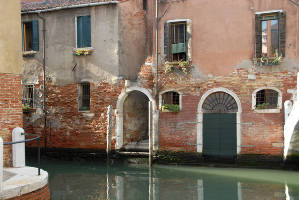Los canales de Venecia están animados por góndolas, barcos, ferries y son el escenario de todas las bellezas artísticas y arquitectónicas de esta ciudad mágica y única. - Foto, imagen