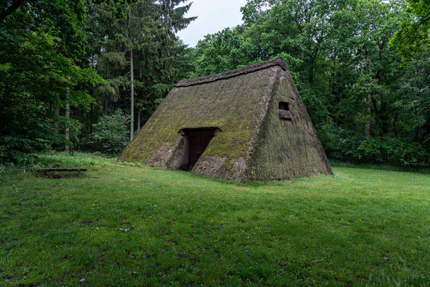 Charakteristischer Stall für deutsche Moorschafe mit Strohdach im Naturschutzgebiet Lüneburger Heide, Deutschland - Foto, Bild