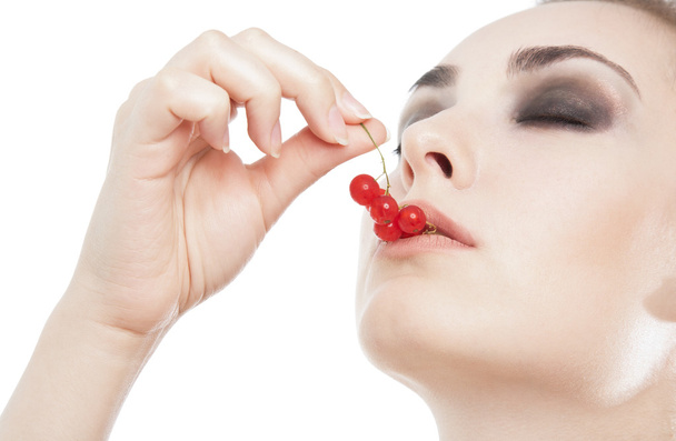 Sexy woman with red currant  in her lips - Fotoğraf, Görsel