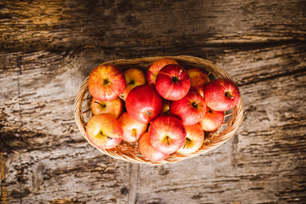 Спелые красные яблоки в деревянной коробке. - Фото, изображение