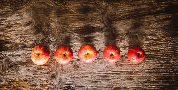 Manzanas rojas maduras en fila  - Foto, Imagen