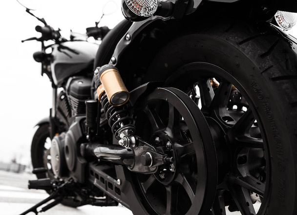 A black sport motorcycle parked outdoor - Foto, afbeelding