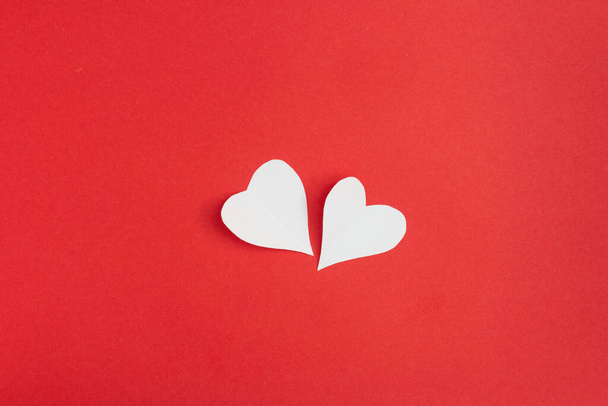 A beautiful red Valentine's day card with white paper hearts - Foto, afbeelding