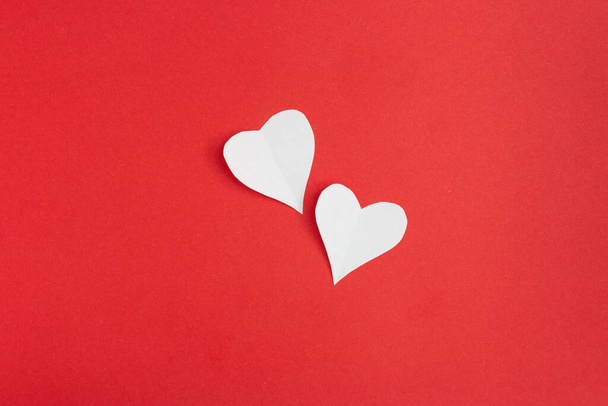 A beautiful red Valentine's day card with white paper hearts - Foto, afbeelding