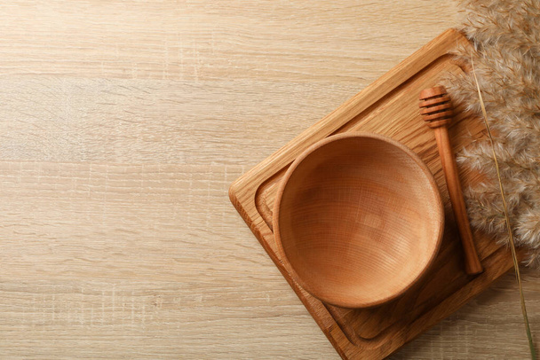 Dřevěné nádobí a rákos na dřevěném stole - Fotografie, Obrázek