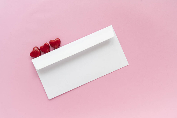 A letter card with small red hearts on a pink background - Zdjęcie, obraz
