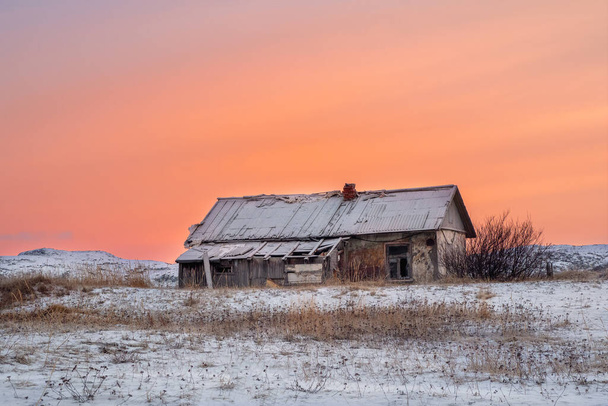 Casa abbandonata contro il cielo artico. Antico autentico villaggio di Teriberka. Penisola di Kola. Russia. - Foto, immagini