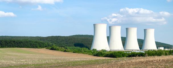 Weiße Schornsteine eines Atomkraftwerks. Nachhaltige Energie. Banner mit Kopierraum. - Foto, Bild