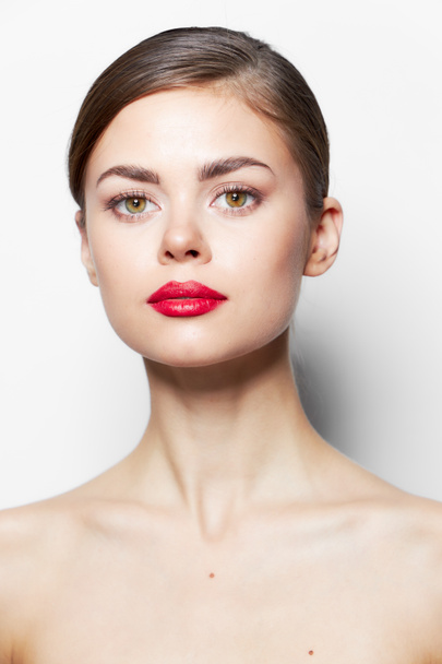Κομψή γυναίκα γυμνοί ώμοι κόκκινα χείλη καθαρό δέρμα  - Φωτογραφία, εικόνα
