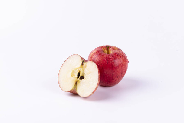 Beyaz arka planda izole edilmiş taze kırmızı bir elma. - Fotoğraf, Görsel