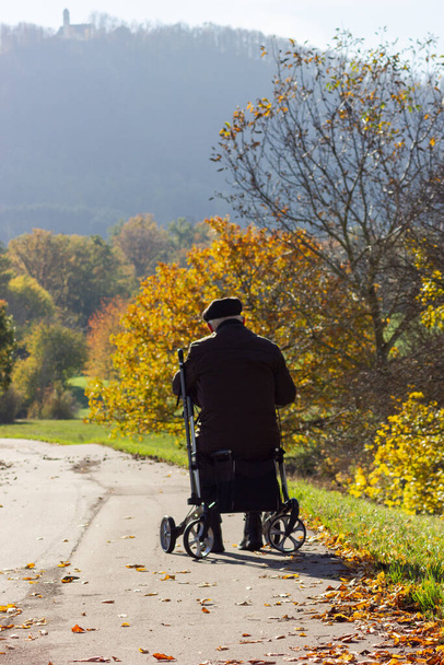 vanhempi mies rollator Etelä-Saksan syksyllä syksyllä maisema tekee ulkona kävellä - Valokuva, kuva