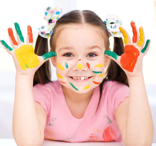 Portret van een schattig meisje spelen met verf - Foto, afbeelding