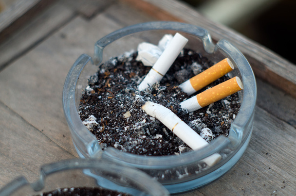 Zigaretten im schmutzigen Aschenbecher - Foto, Bild