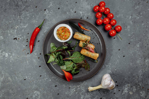 Rouleaux de printemps aux crevettes avec sauce chili sucrée. Cuisine asiatique - Photo, image