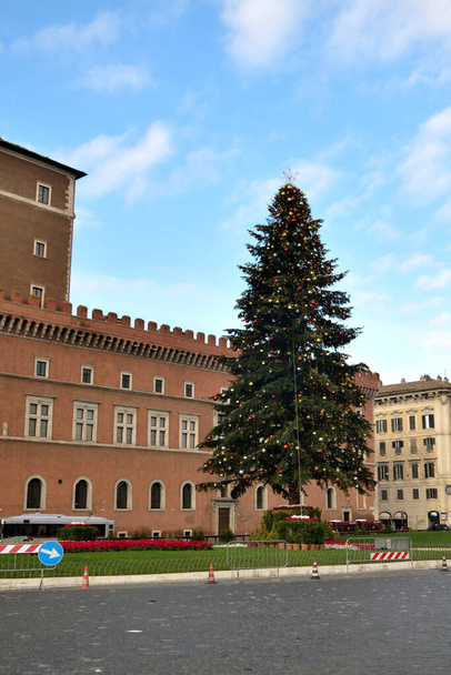 Veduta del famoso albero di Natale in Piazza Venezia con pochi turisti a causa dell'epidemia di Covid19. - Foto, immagini