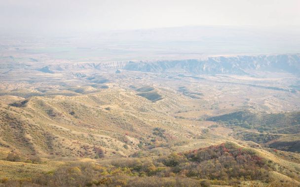 Siyah dağdan Vashlovani Milli Parkı 'nın panoramik manzarası - Fotoğraf, Görsel