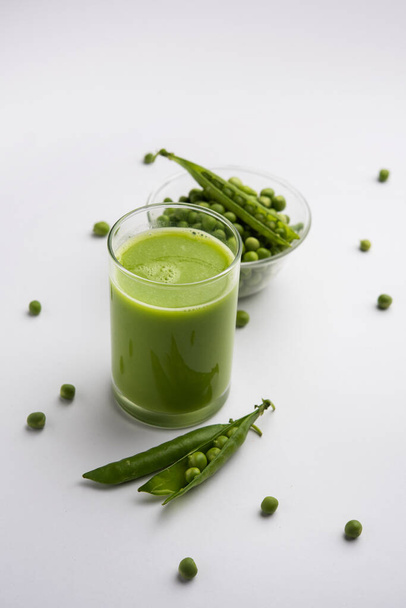 Green Peas Fresh Juice or smoothie or drink made using watana or vatana, Indian healthy green beverage served in a glass - 写真・画像