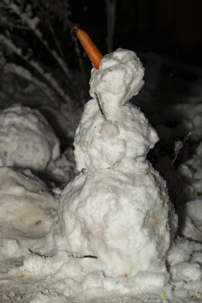 Snowman è una scultura antropomorfa di neve. Intrattenimento invernale. - Foto, immagini