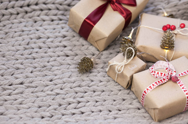 Noel arkaplanı hediye kutularıyla örülmüş koniler - Fotoğraf, Görsel
