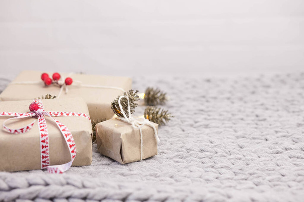 Різдвяний фон з подарунковими коробками, шишки на в'язаному фоні
 - Фото, зображення