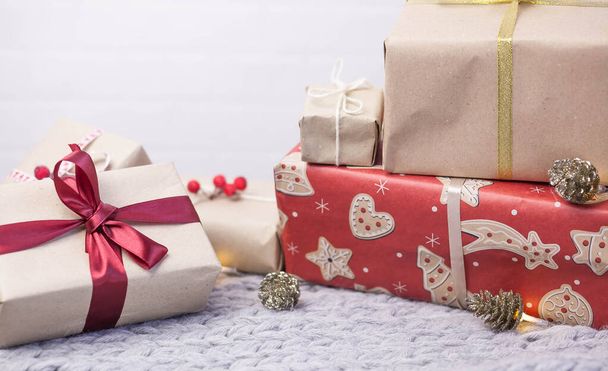 fundo de Natal com caixas de presente, cones em fundo de malha - Foto, Imagem