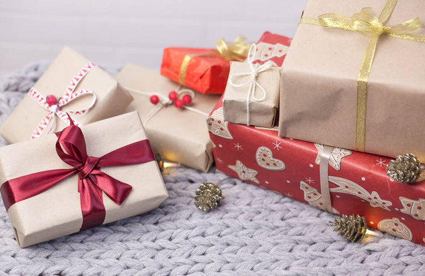 Рождественский фон с подарочными коробками, конусами на трикотажном фоне - Фото, изображение