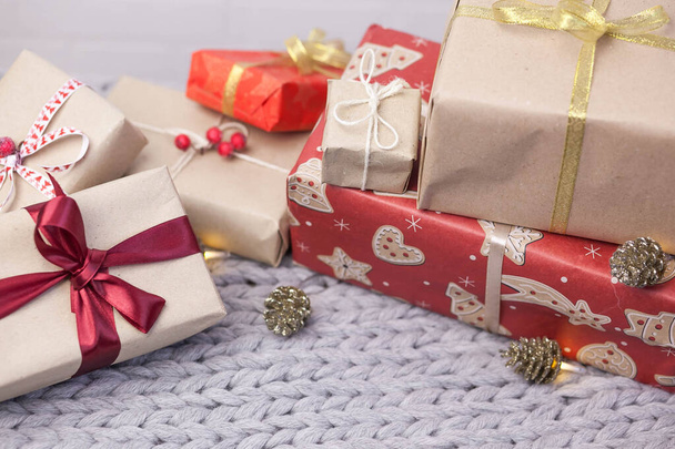 Рождественский фон с подарочными коробками, конусами на трикотажном фоне - Фото, изображение
