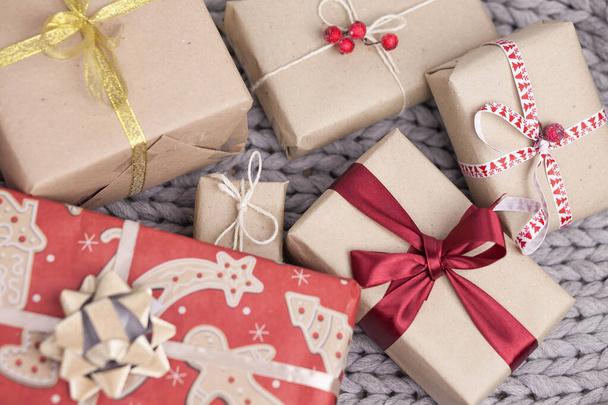Fondo de Navidad con cajas de regalo sobre fondo de punto - Foto, imagen