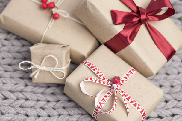 Fondo de Navidad con cajas de regalo sobre fondo de punto - Foto, imagen