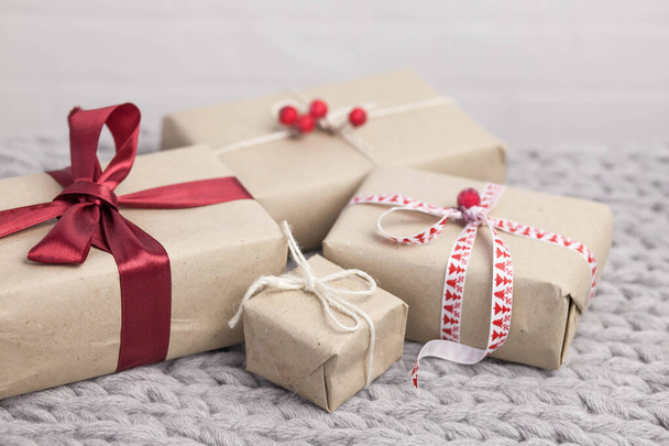 Різдвяний фон з подарунковими коробками на в'язаному фоні
 - Фото, зображення